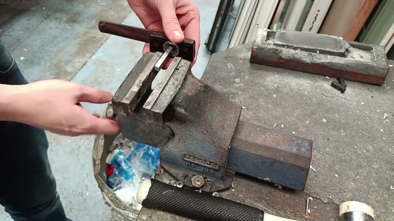 Как снять шпиндель с дверной или оконной ручки