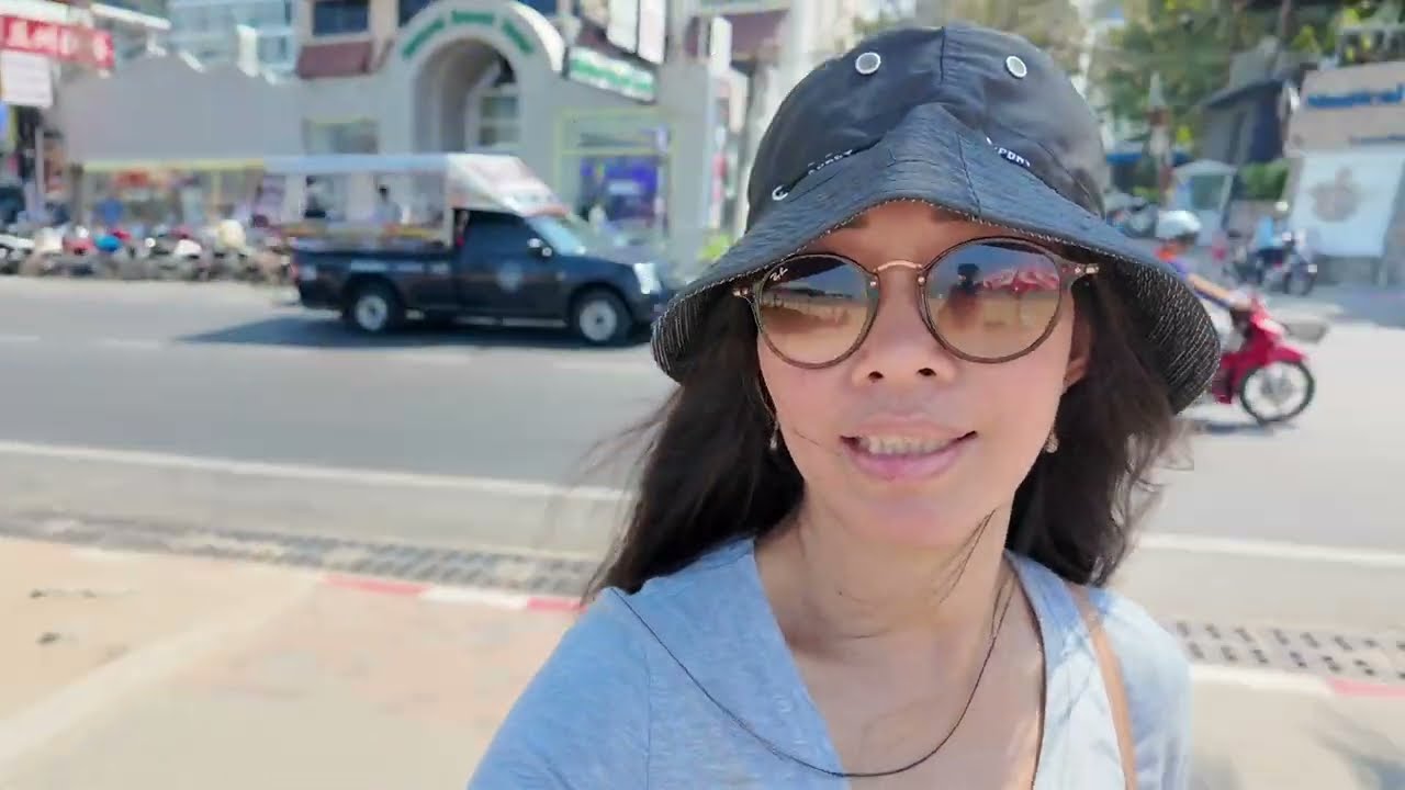  Filipina Walking Beautiful Pattaya Beach Thailand 🇹🇭 