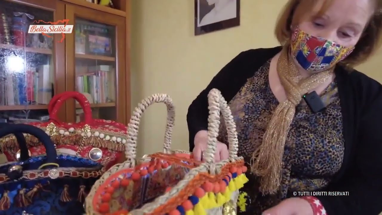 Coffa siciliana, la borsa in paglia dei contadini diventa accessorio di moda