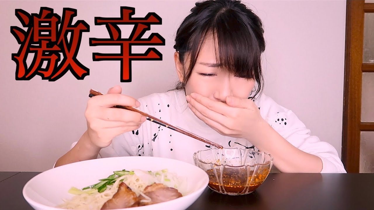 激辛つけ麺食べてもだえる女…