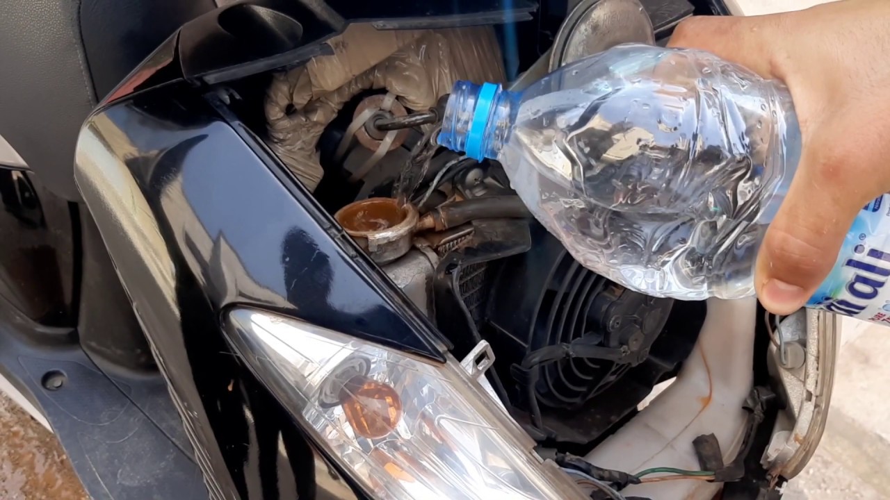 كيف تغير ماء  الرديترالدراجة نارية sh وكفاش تبيرجيها وتحيد صدا من مطورك اليك الطريقة صحيحة