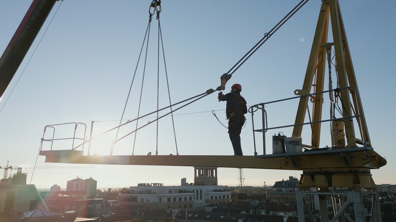Smontaggio gru a torre cantiere edile video edilizia autogru sollevamento lavori in quota da drone