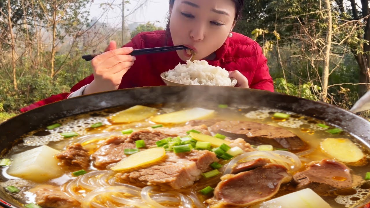 吃刨猪汤哦，嫩嫩的肉片滑滑的猪肝滚烫的血旺，舀一瓢拌饭太香了【市民朱小雨】