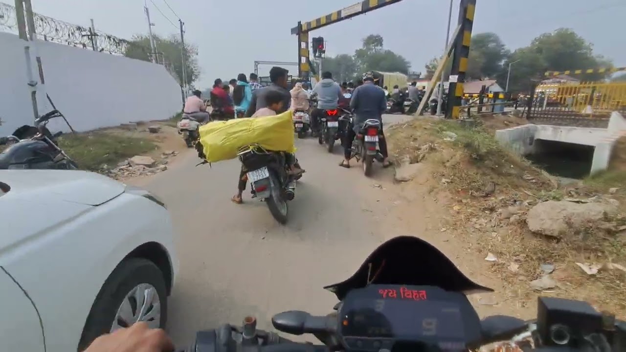MT 15 rider railway fatak band hai India ki Sabse Badi problem FIR kya hua Dekho public reaction