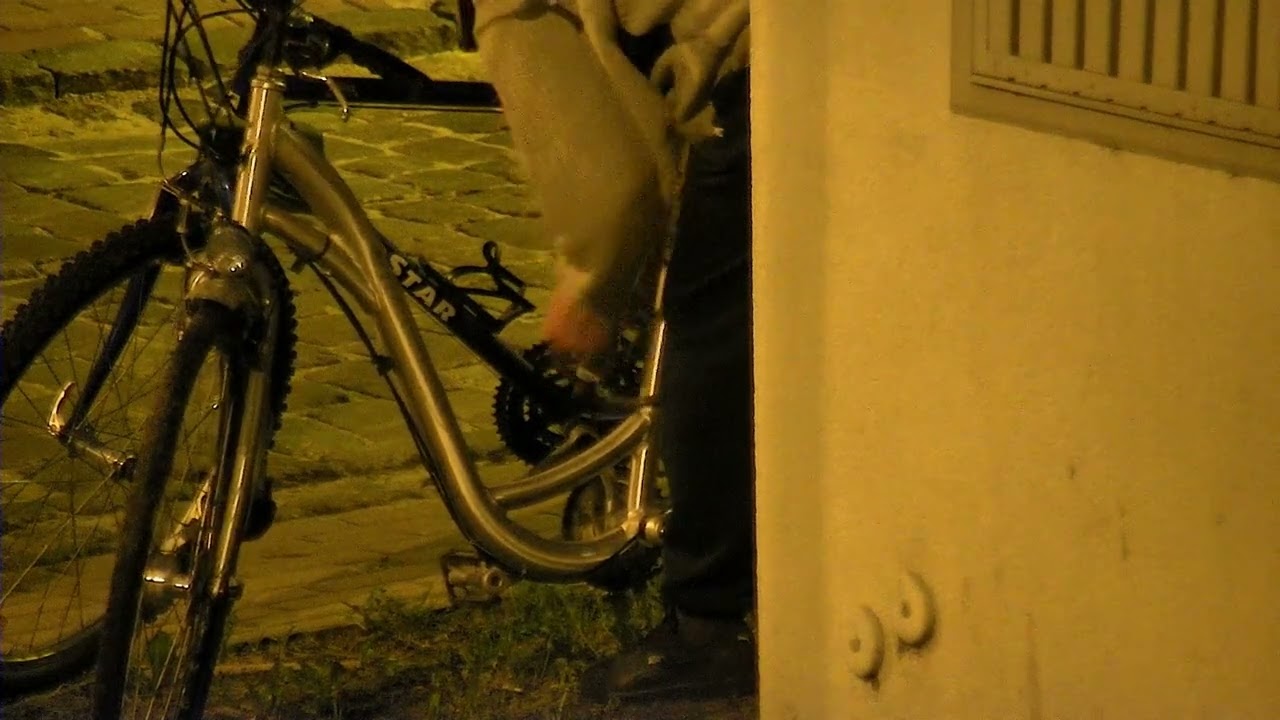 Pašvaldības policisti Vecrīgā uz karstām pēdām noķer velosipēda zagli