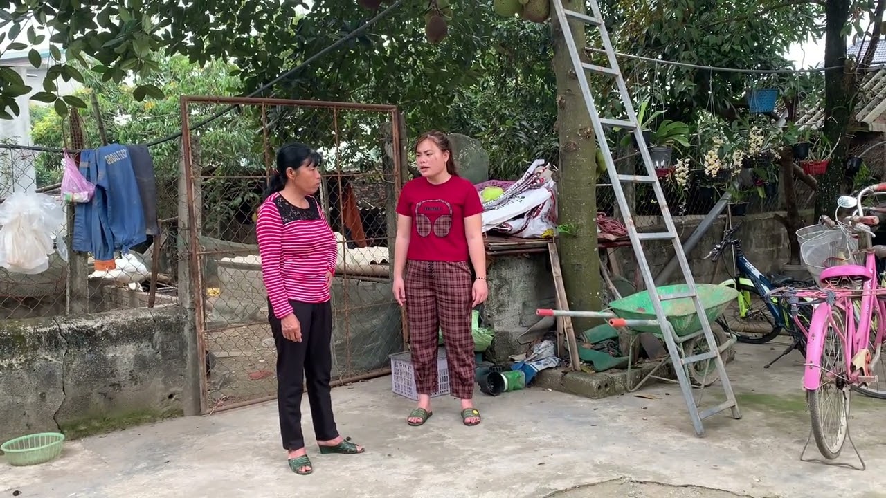 Mụ Phượng hai mặt tính sang nịnh nọt tiến thì bị tiến biết được âm mưu đuổi thẳng cổ luôn 