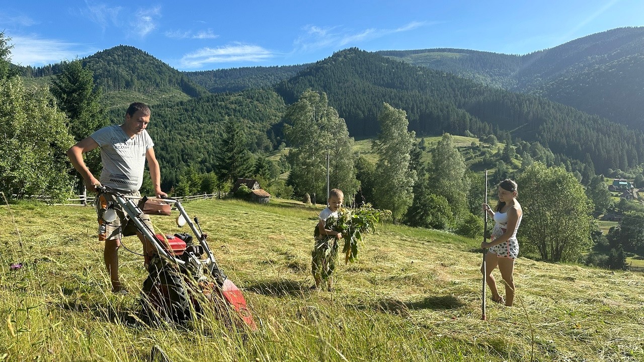 Family Hay Harvest & Yearly Meat Prep in the Mountains 🏔️🚜 | Hard Work, Laughter & Homemade Sausage