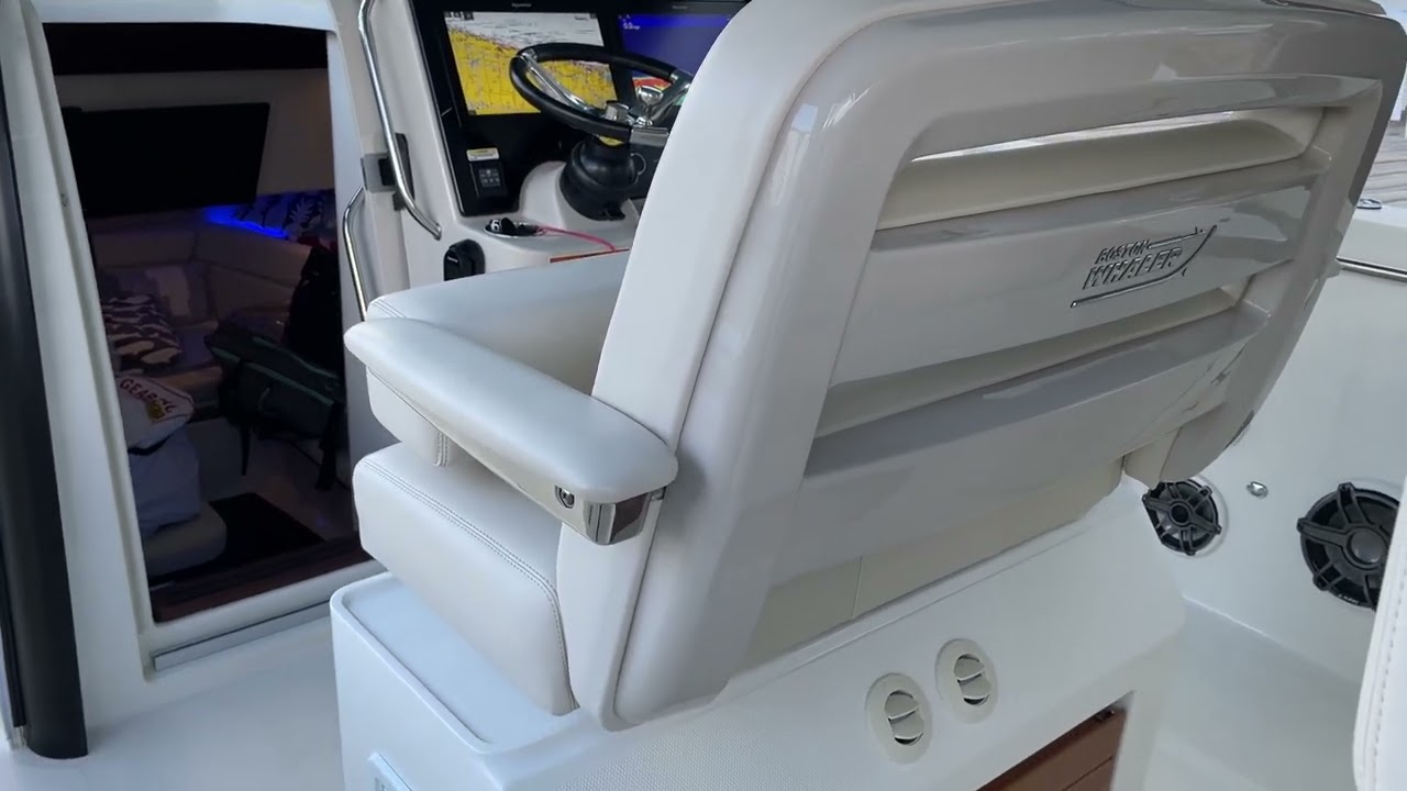 2021 Boston Whaler 350 Realm