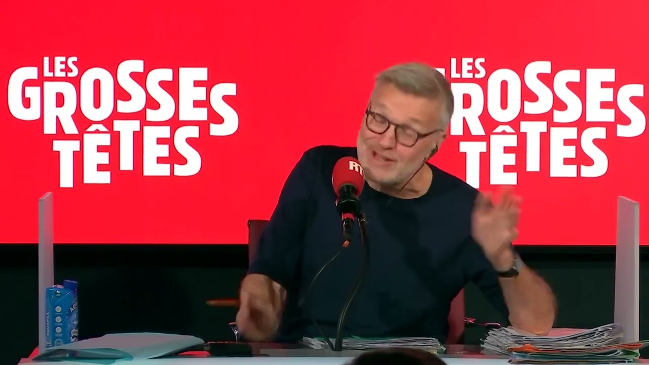 Caroline Diament &eacute;tale tous ses objets dans le studio