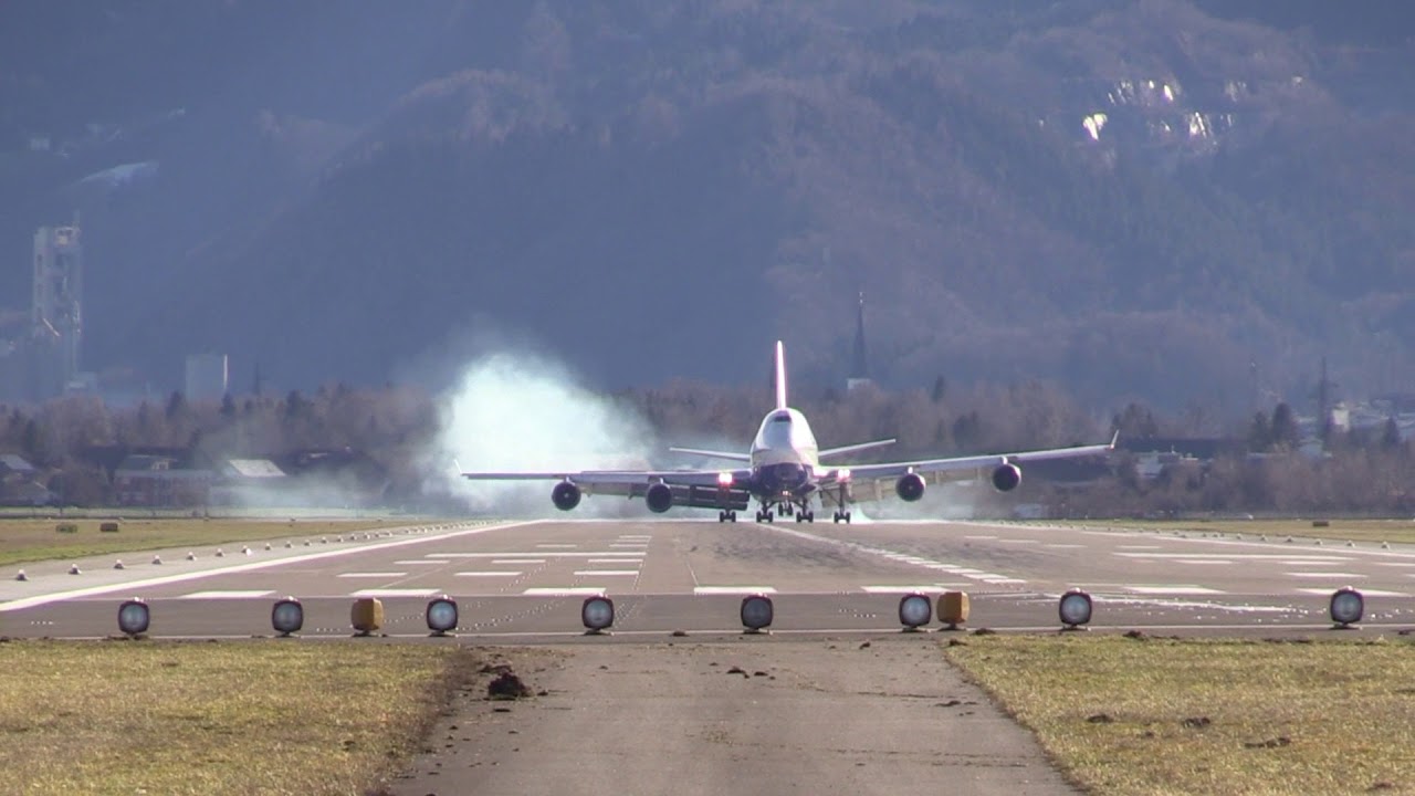 Unbelieveable Boeing 747-400 CROSSWIND LANDING during a STORM at Salzburg Airport