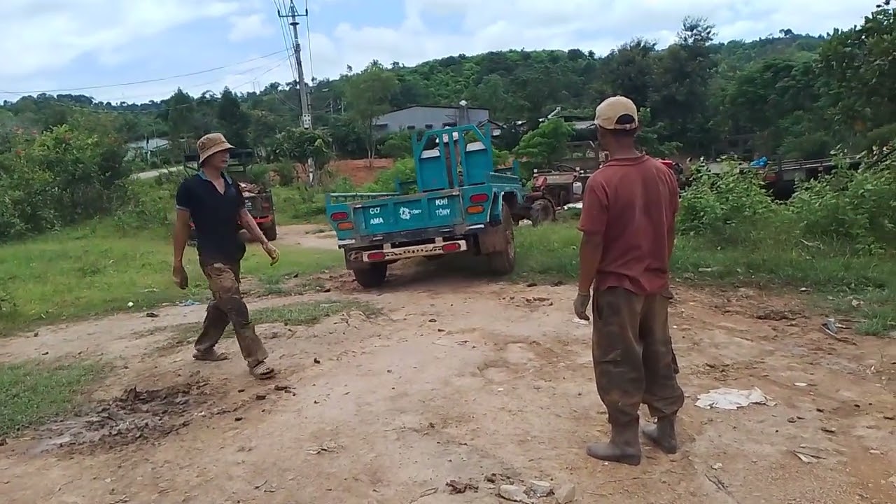 Xe công nông chở gạch bị lún sâu 