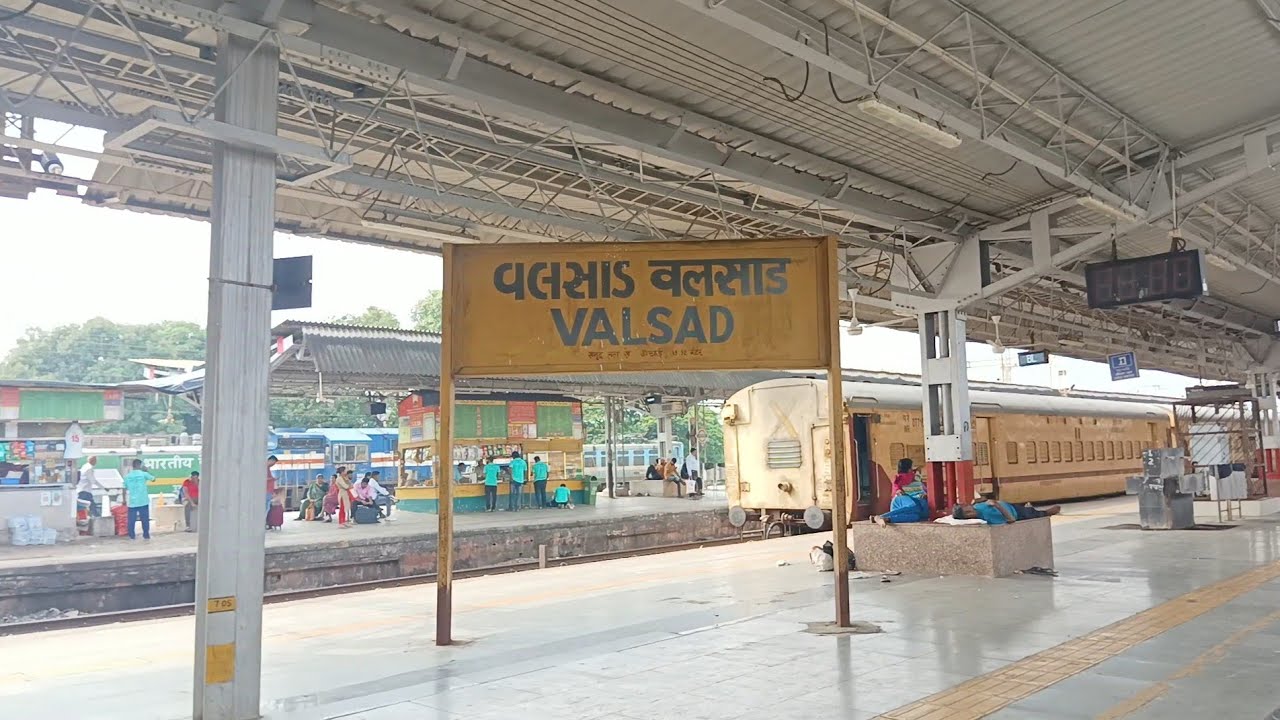 Train arrival at Valsad Railway station #indianrailways #irctc #railwaystation