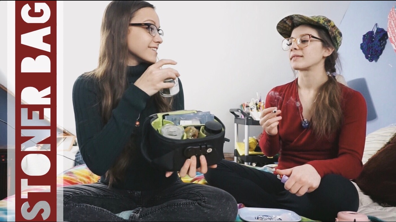 What's In My Stoner Bag // Ft. Jennywakeandbake