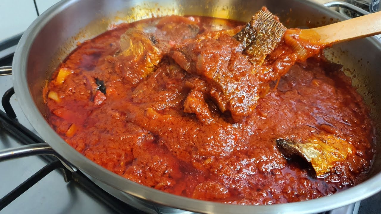 Let's Cook A Delicious Fish Stew//A Simple Ghanaian Fish Stew// Masof's kitchen