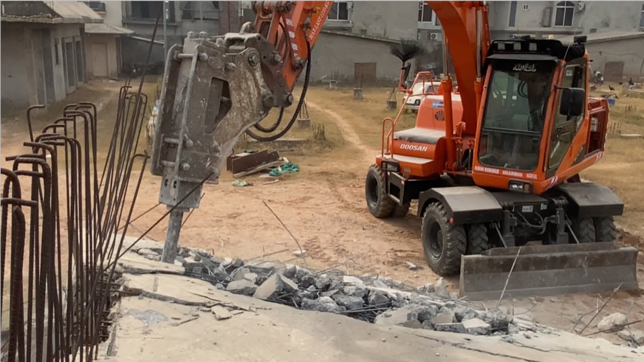 Excavator Breaking Concrete For Rebars
