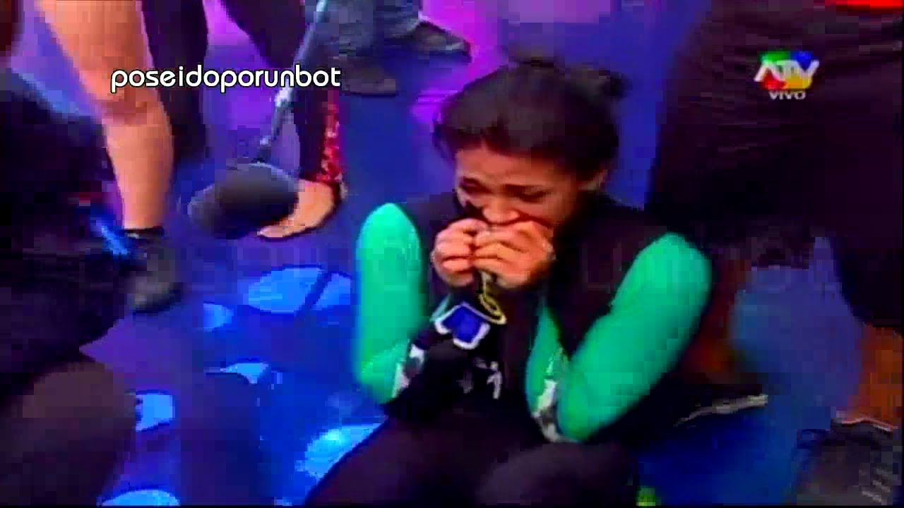COMBATE: Vania se Quema el Pie en la Competencia 09/05/13