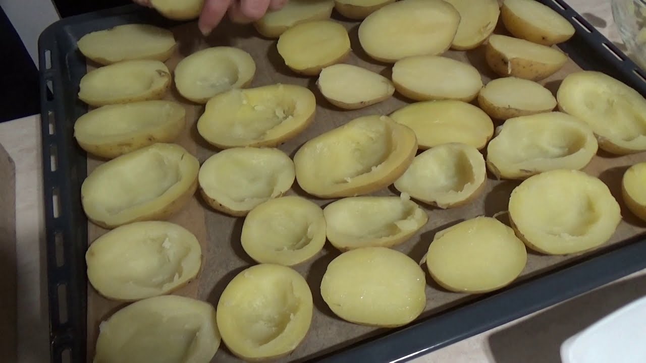 Пълнени картофи с крема сирене, бекон и кисели краставички