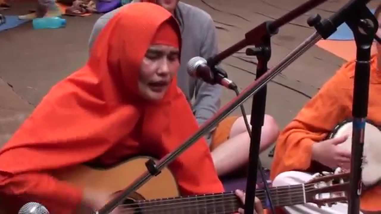 Kiirtan-4 by didi Ananda Gunamrta