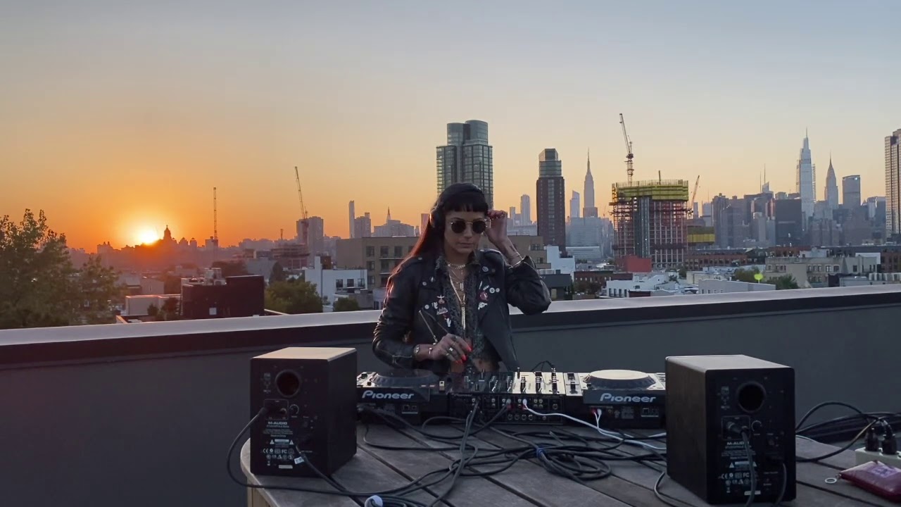 Ria Bird @ SIMS ONLINE 2020 | SIMS With a View 🌆 🍃🏖️