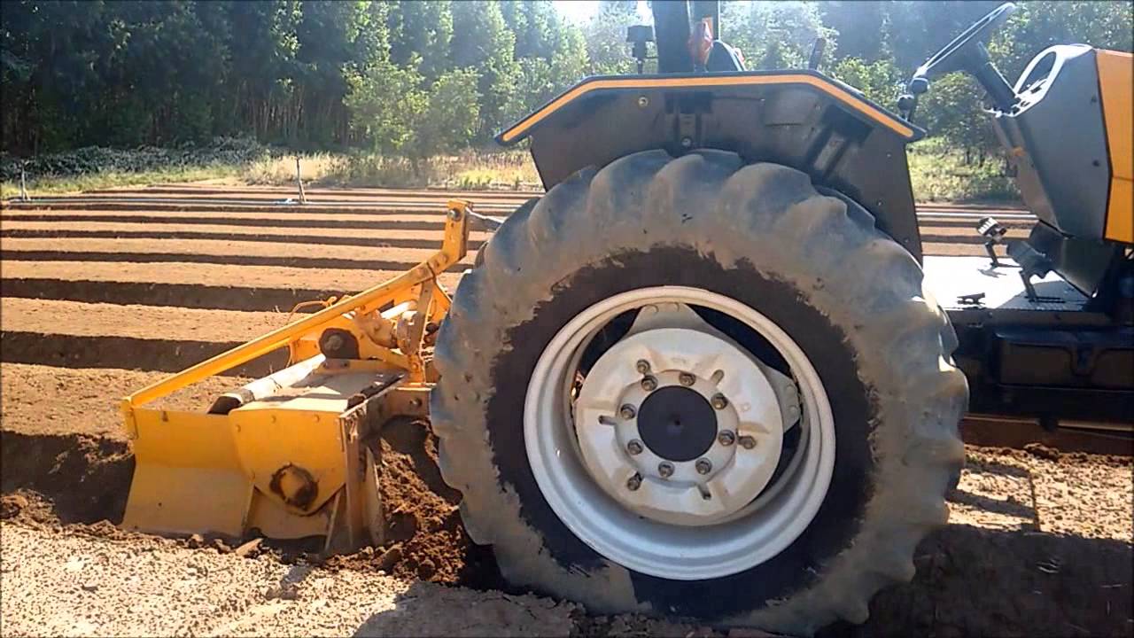 Valtra A750 fazendo canteiro e piando forte com pente na turbina!!!