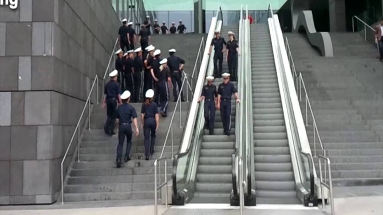 Escalator training for the Austrian police - Rolltreppen-Training der Linzer Polizei