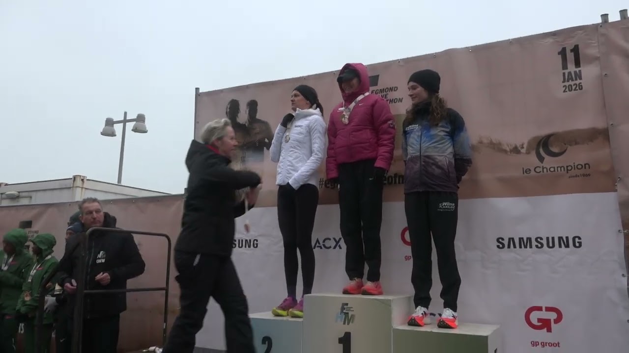 Prijsuitreiking van de winnaars van de 51e Halve Marathon van Egmond