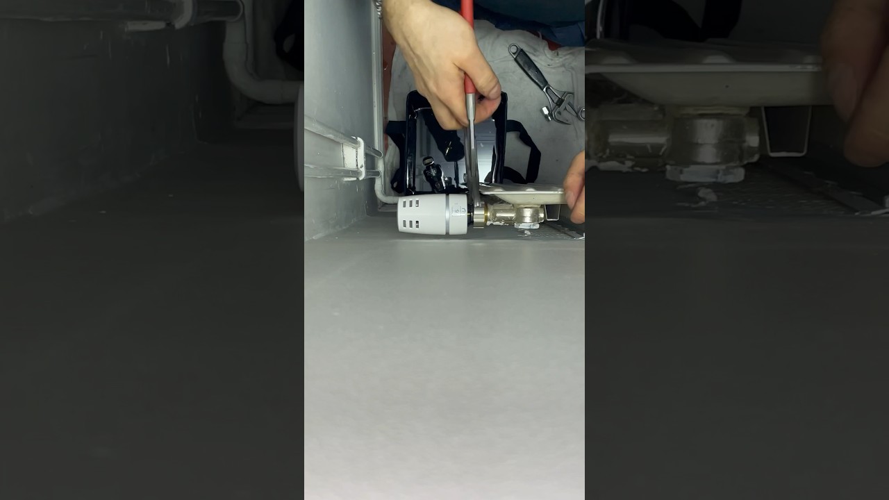 Byte av trasig radiator insats till en ny. #r&ouml;rmokare #radiator #plumbing #plumber