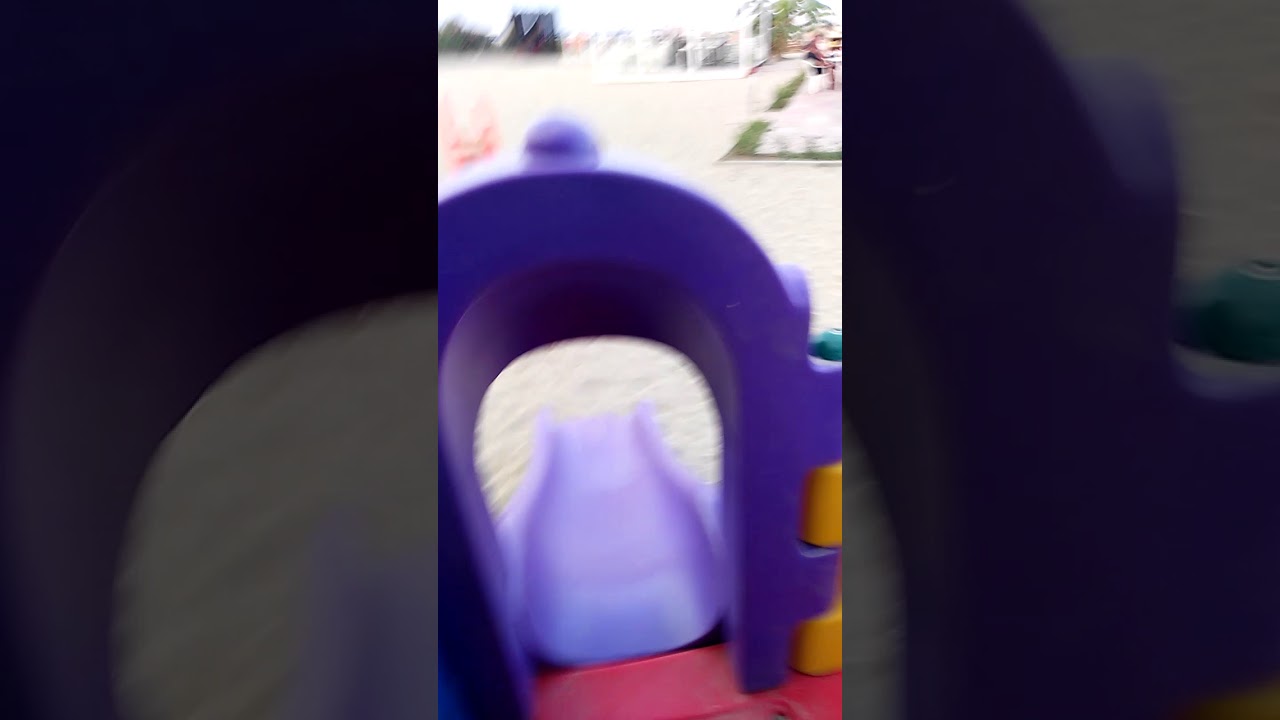 Ci divertiamo in spiaggia sui gli scivoli