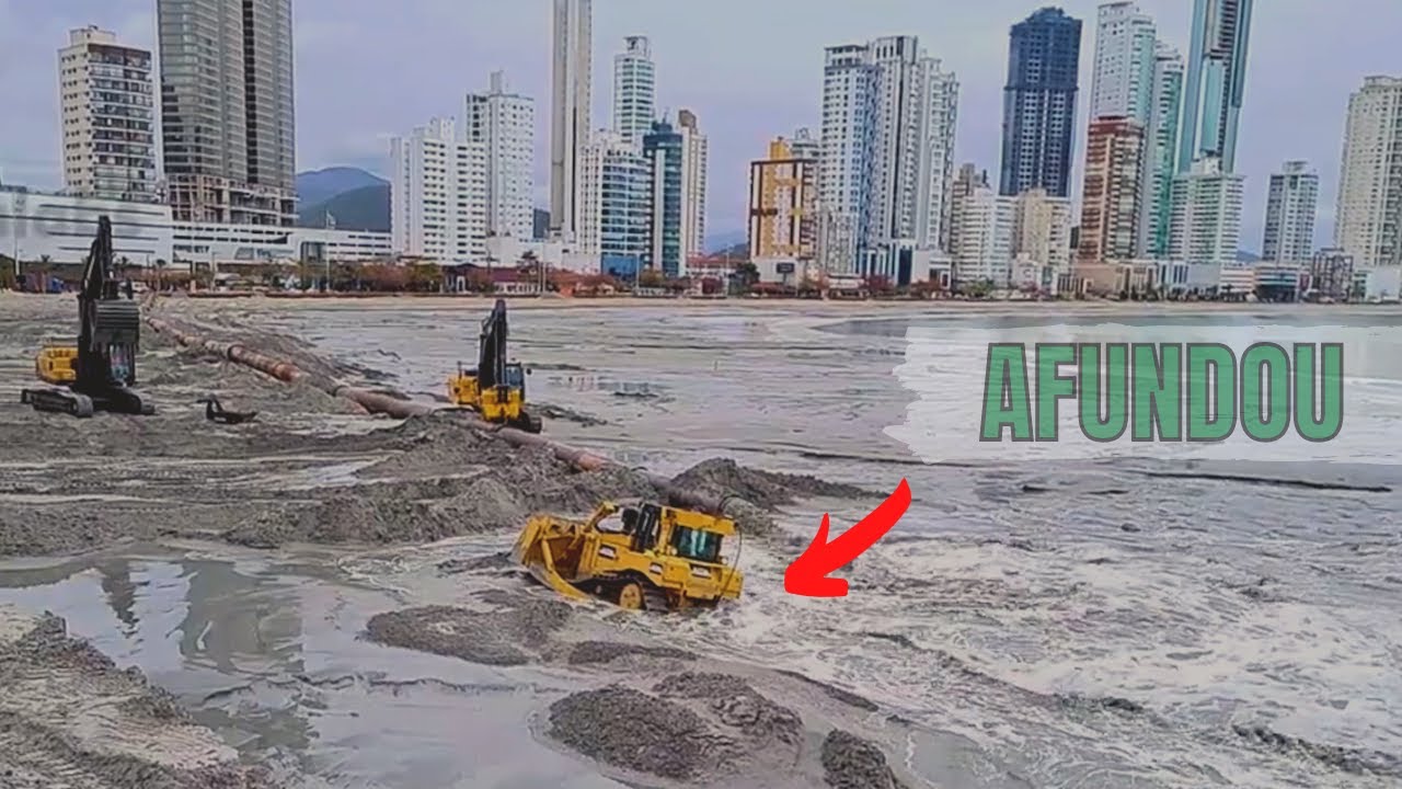 Momento em que o trator esteira afunda na areia da praia 16/09/2021