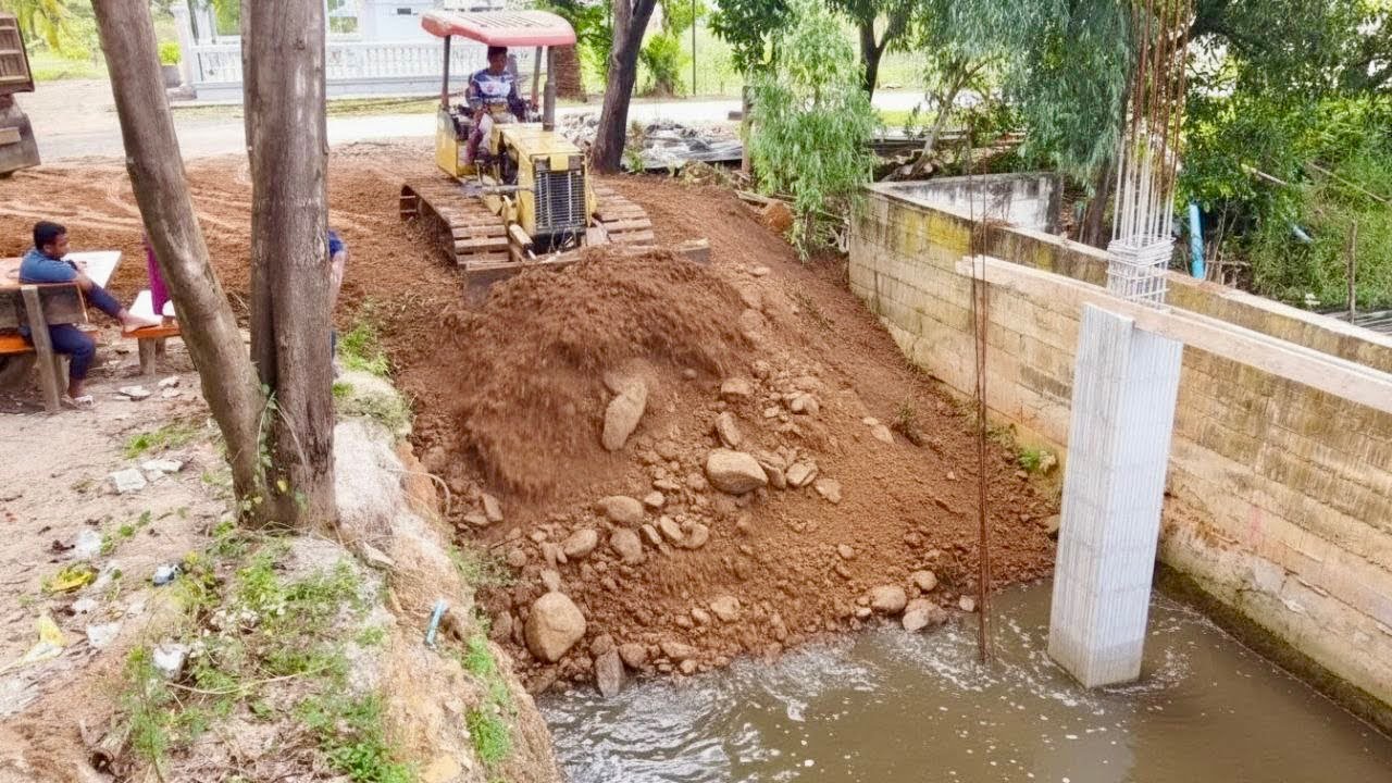 Start Opening New Project!!Dozer KOMAT'SU D20P pushing Soil into Concrete Water storage& 5TTrucks.