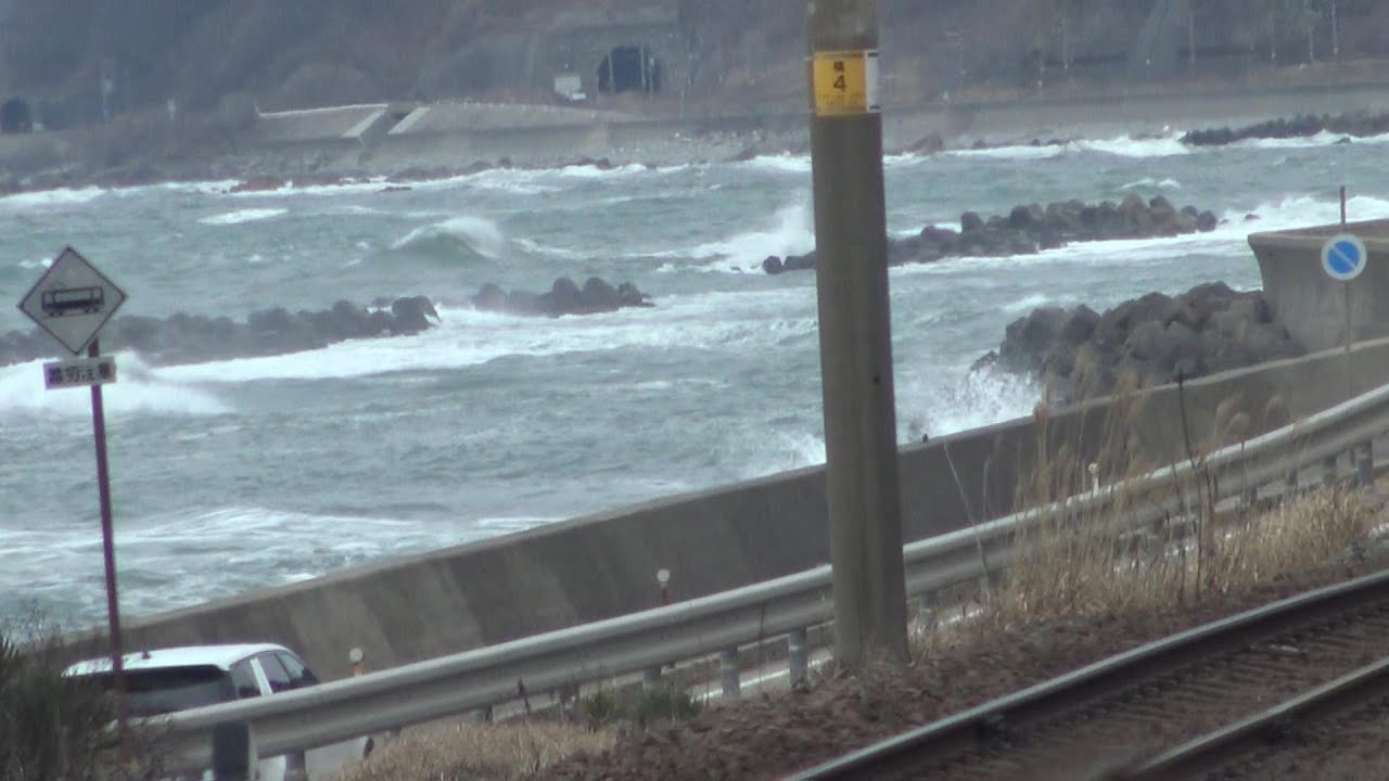冬の羽越本線 荒々しい日本海沿いの今川駅～越後寒川駅間を走行するGV-E400系の前面展望