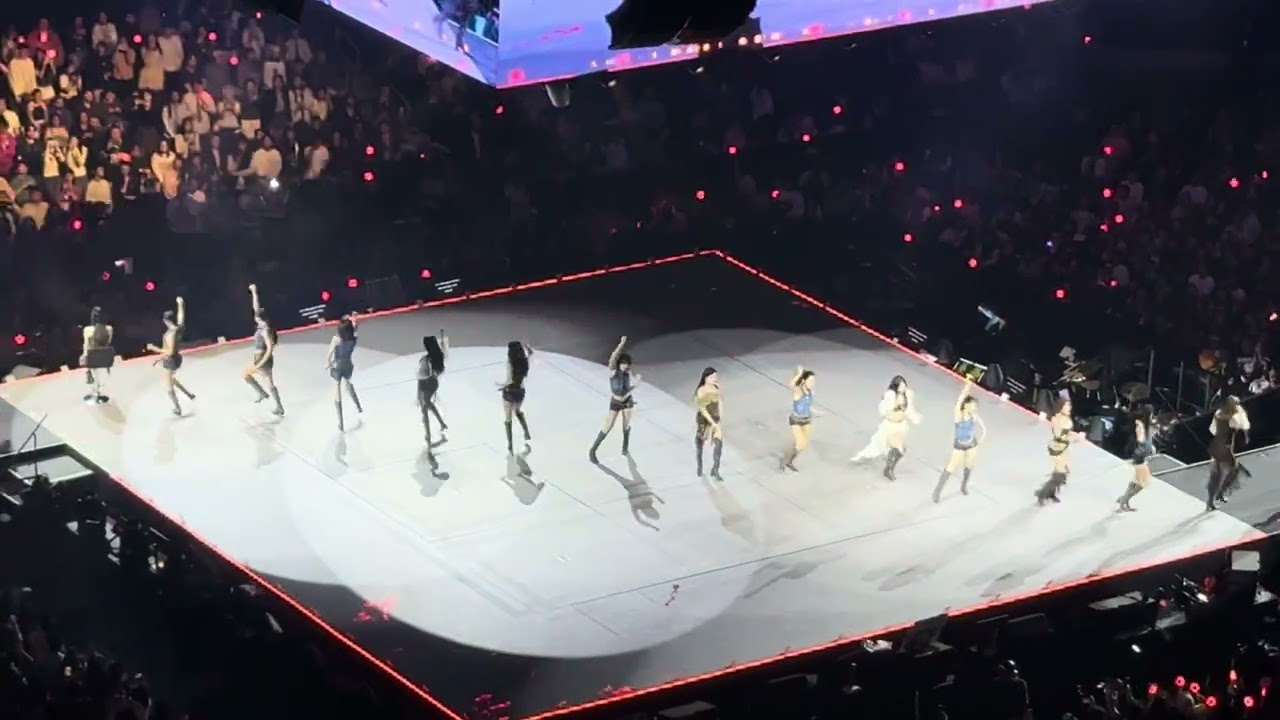 RIGHT HAND GIRL - TWICE Live at Climate Pledge Arena in Seattle, Washington 1/14/2026