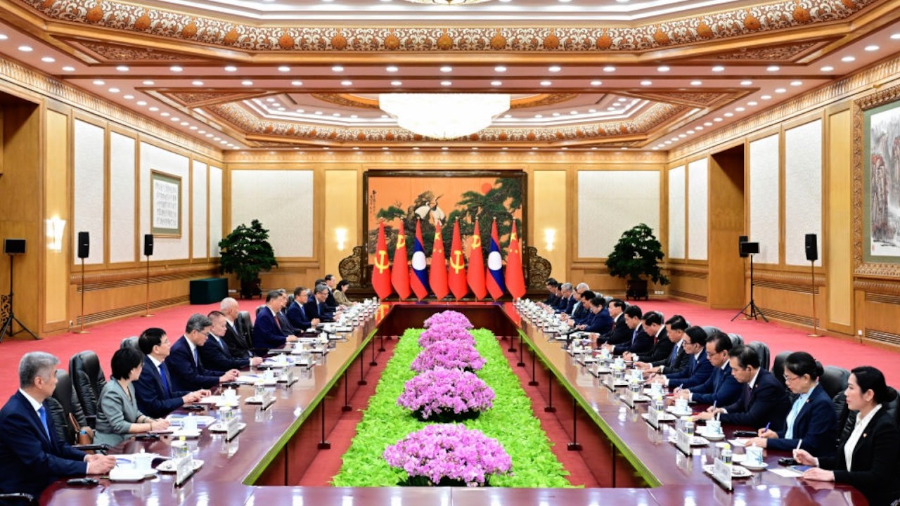 Xi Jinping meets Thongloun Sisoulith, vows stronger China-Laos ties