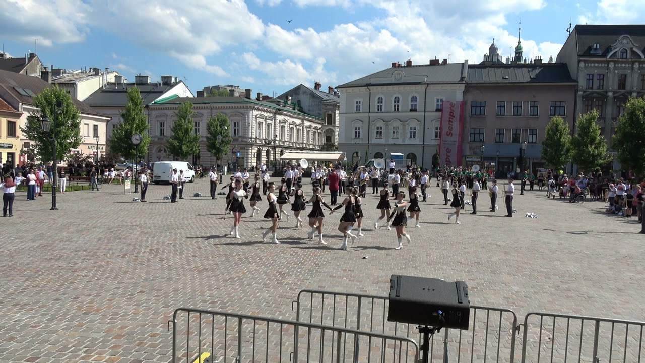 Musztra paradna + Mażoretki  Finezja