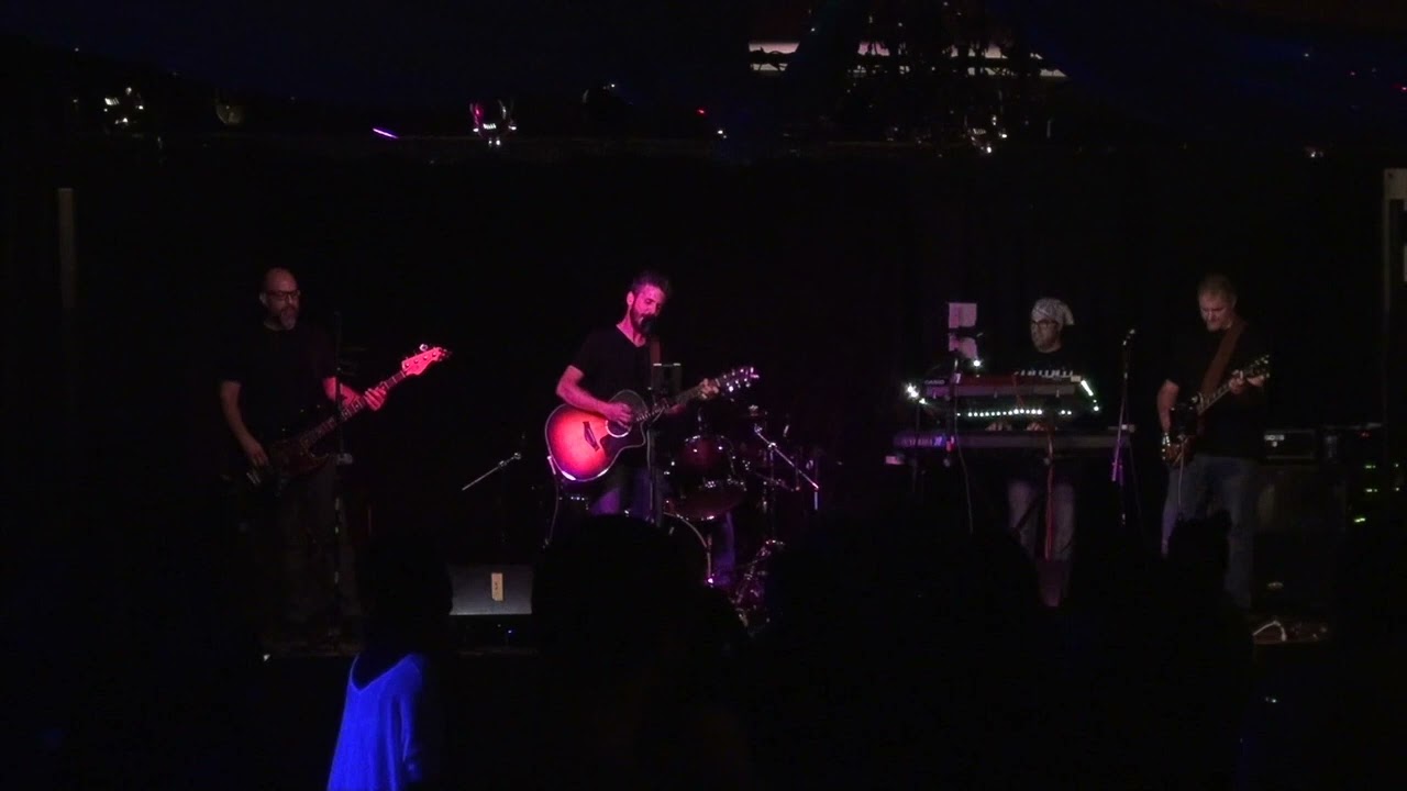 הכוכבים דולקים על אש קטנה - Calibear - Live at Queen Bee (2022)