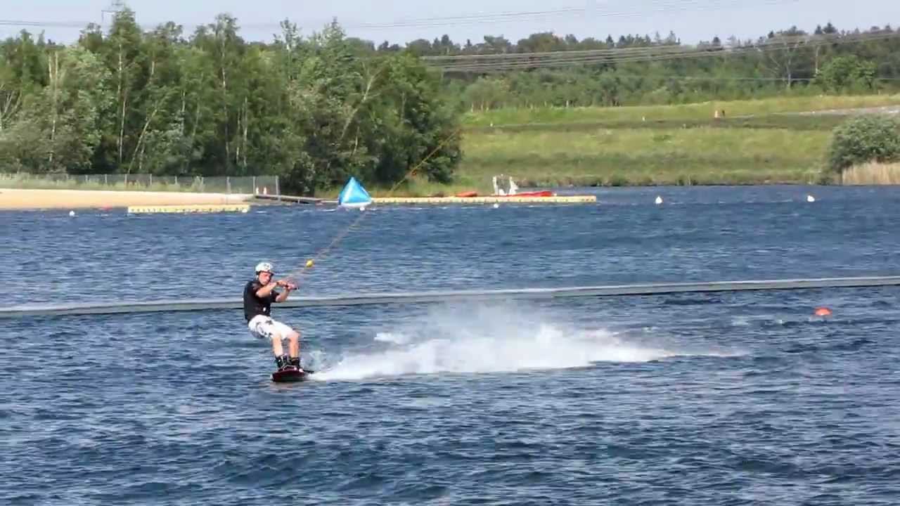 Luftsprünge und Akrobatik beim Wasserski in Norderstedt