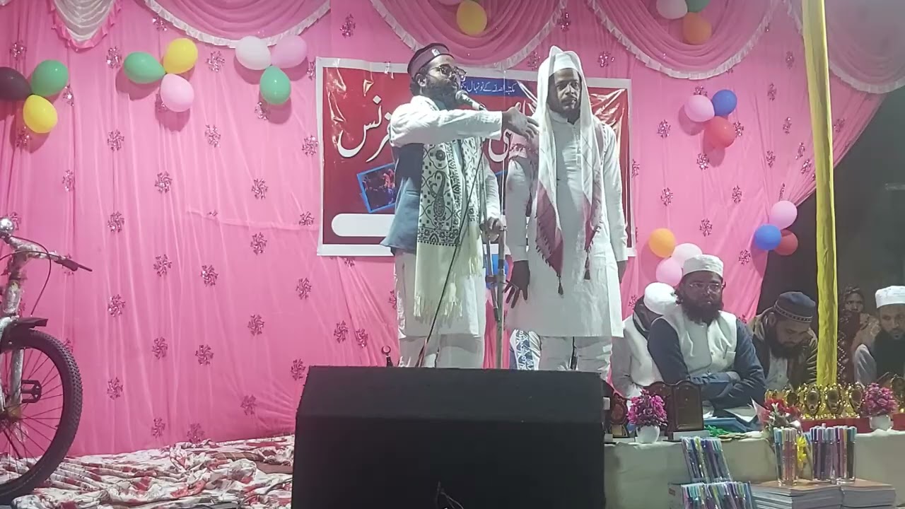 शायर की आवाज गूंज रही है 