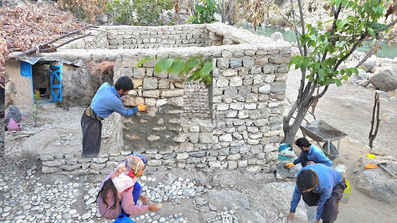 The nomadic life of the Mola family: secrets of survival in nature, building a winter shelter