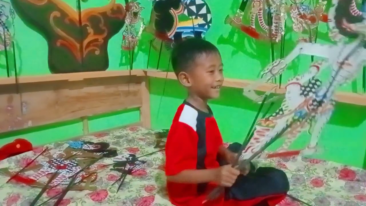 Belajar wayang dengan mas Fahri siswa kelas 1 SDN 1 Ngromo