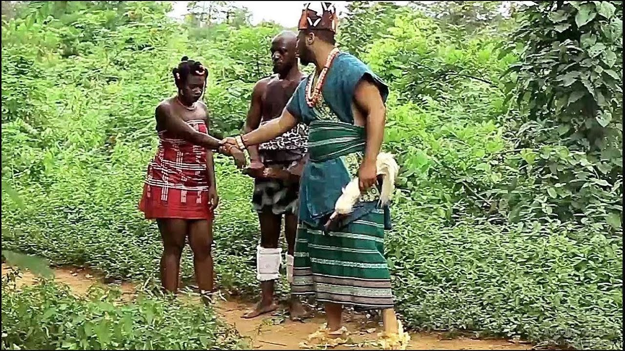 C'est une orpheline bannie envoyé dans forêt nocif mais prince l'a rencontré et la a fait sa reine 1