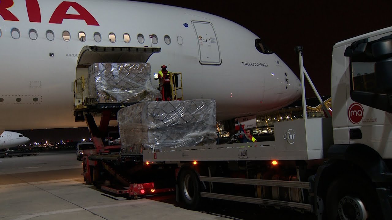 Llega el primer vuelo de productos sanitarios del corredor aéreo con China