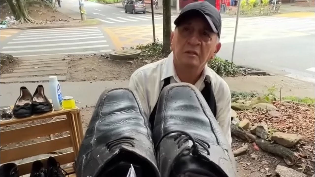 Millonario regala zapatos lleno de dinero a hombre trabajador.