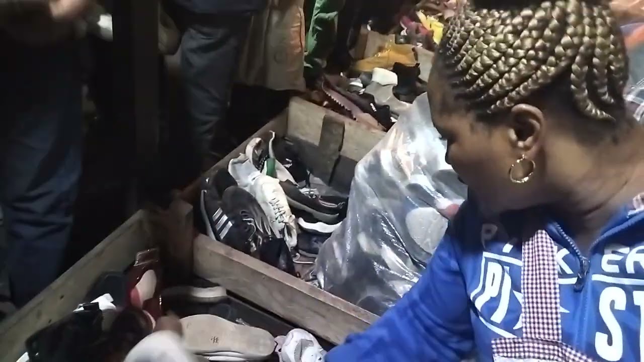 opening shoe bails in gikomba market early in the morning: check the 👠👟 cameras!