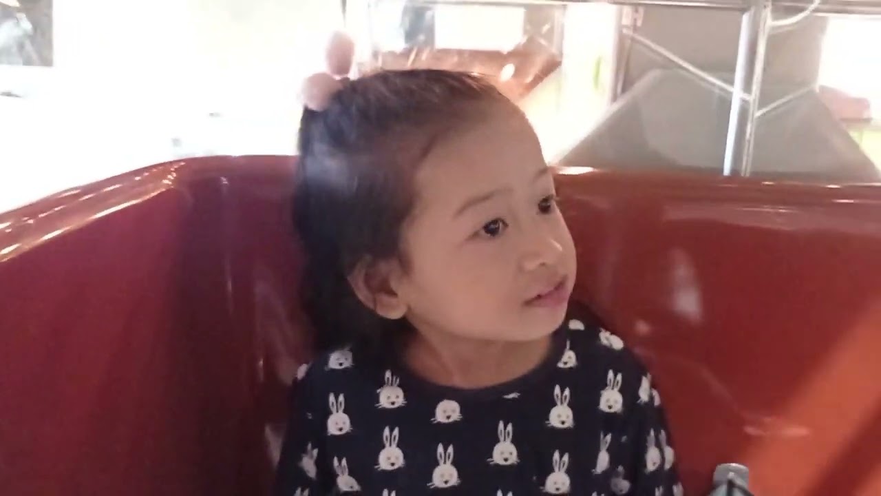 Sisi Budiharta naik Gondola di Funworld Ciputra world Surabaya