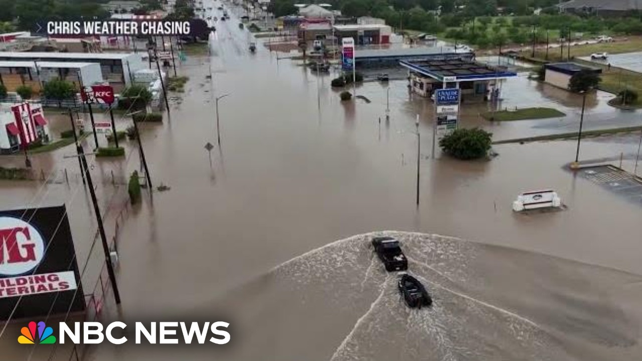 Dangerous floods prompt rescues in Texas
