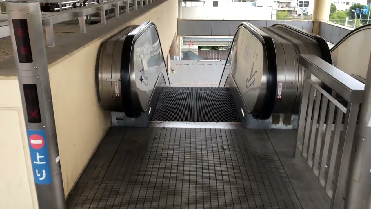 泉北高速鉄道泉ヶ丘駅広場のエスカレーター１【逆走防止ブザー作動】
