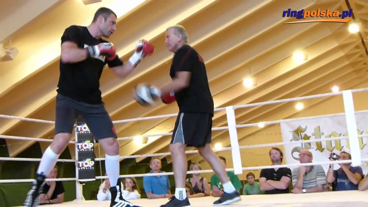 Przed Adamek - Kliczko: Vitali Klitschko working the mitts (full)
