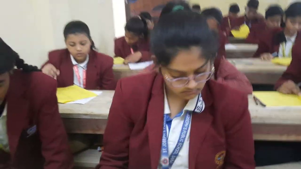 संत जोसेफ पब्लिक स्कूल, सराय में कक्षा 6 के बच्चे परीक्षा देते हुए...