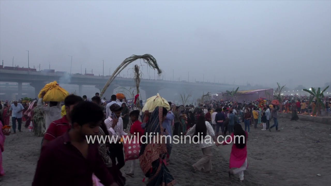 Chhath Puja evening crowd at Yamuna Delhi