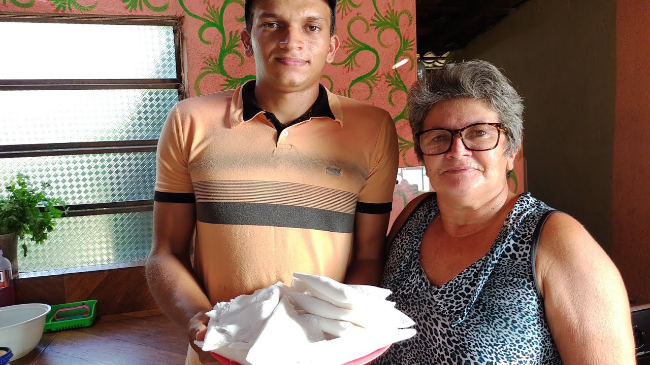 fazendo tapioca de vários sabores com a minha mãe